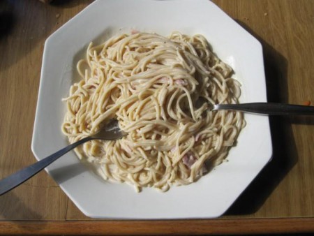 Spaguetti a la crema trufada, con jamón york y trufa